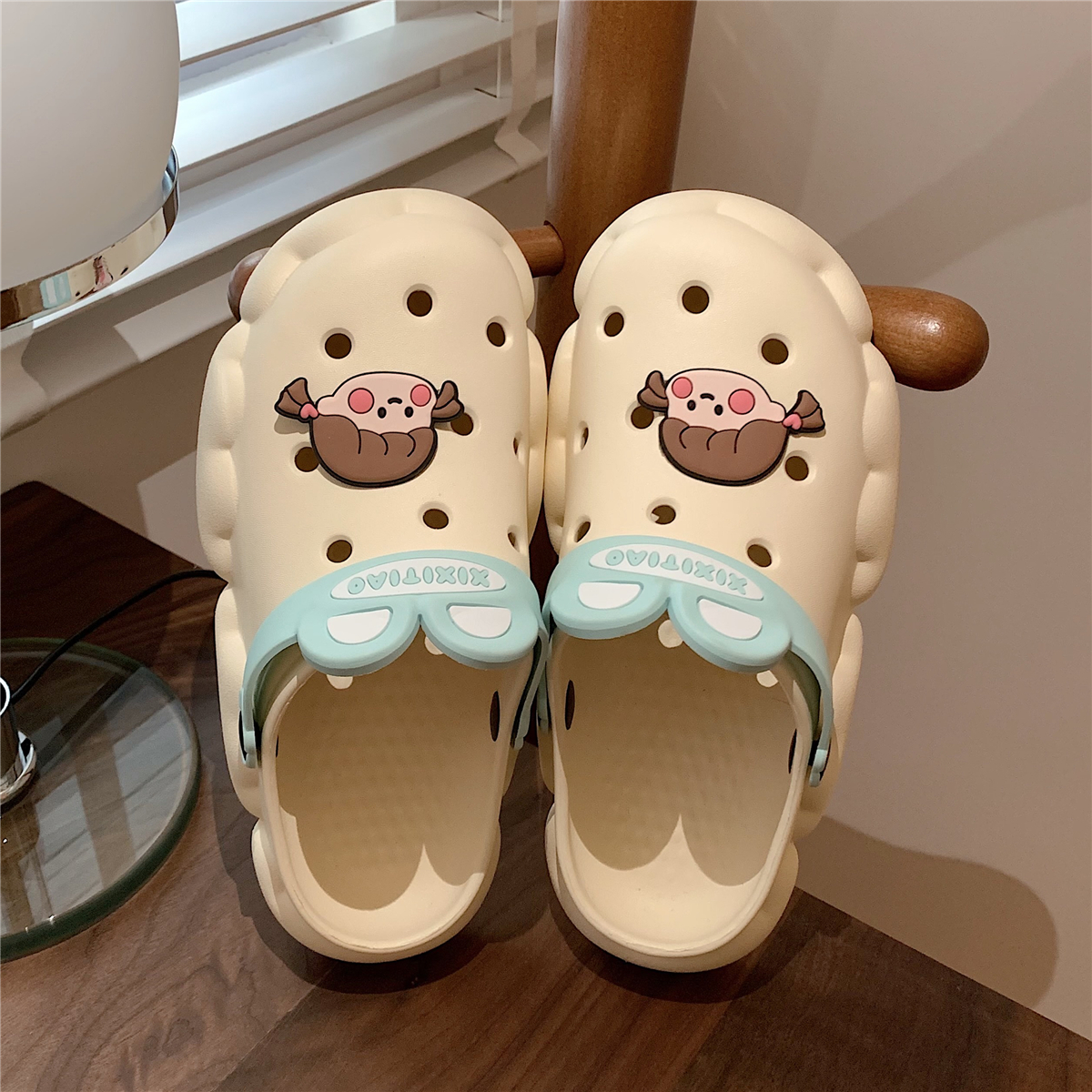 细细条 洞洞鞋女夏韩版学生可爱卡通少女心防滑防臭厚底凉拖鞋ins