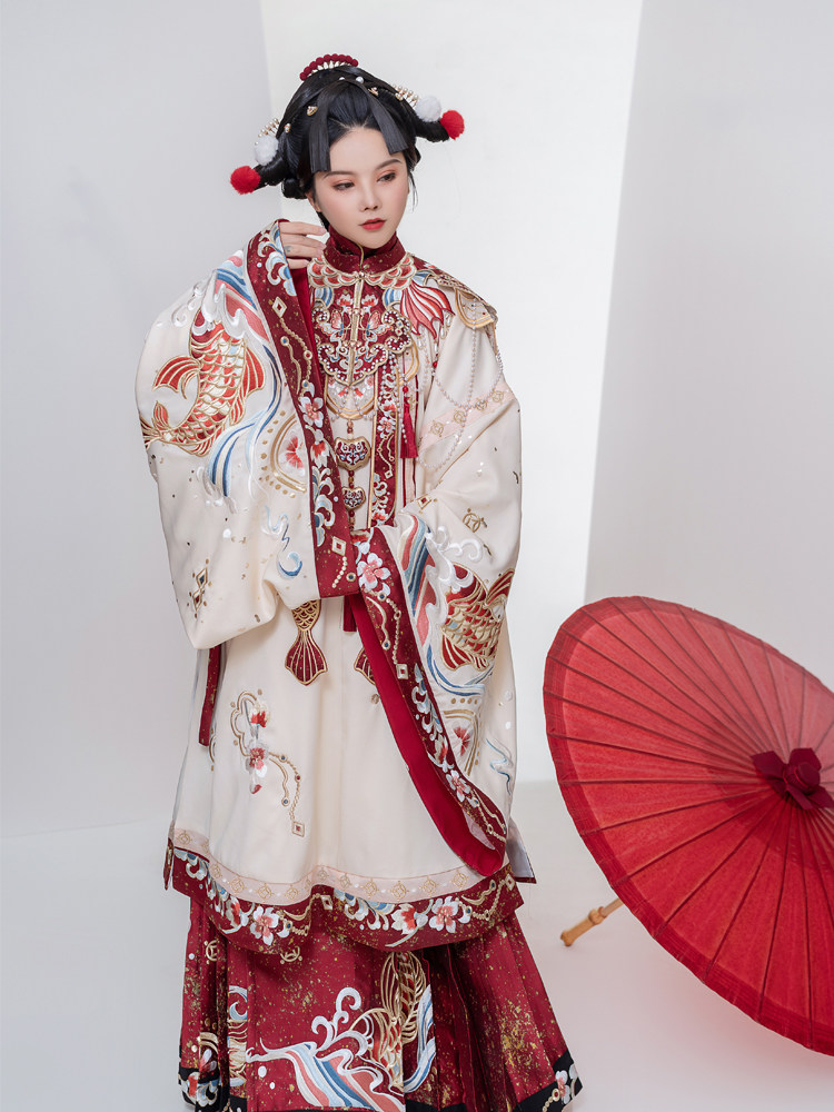 涂七七锦鲤少女明制重工刺绣长衫织金马面云肩汉服女中国风