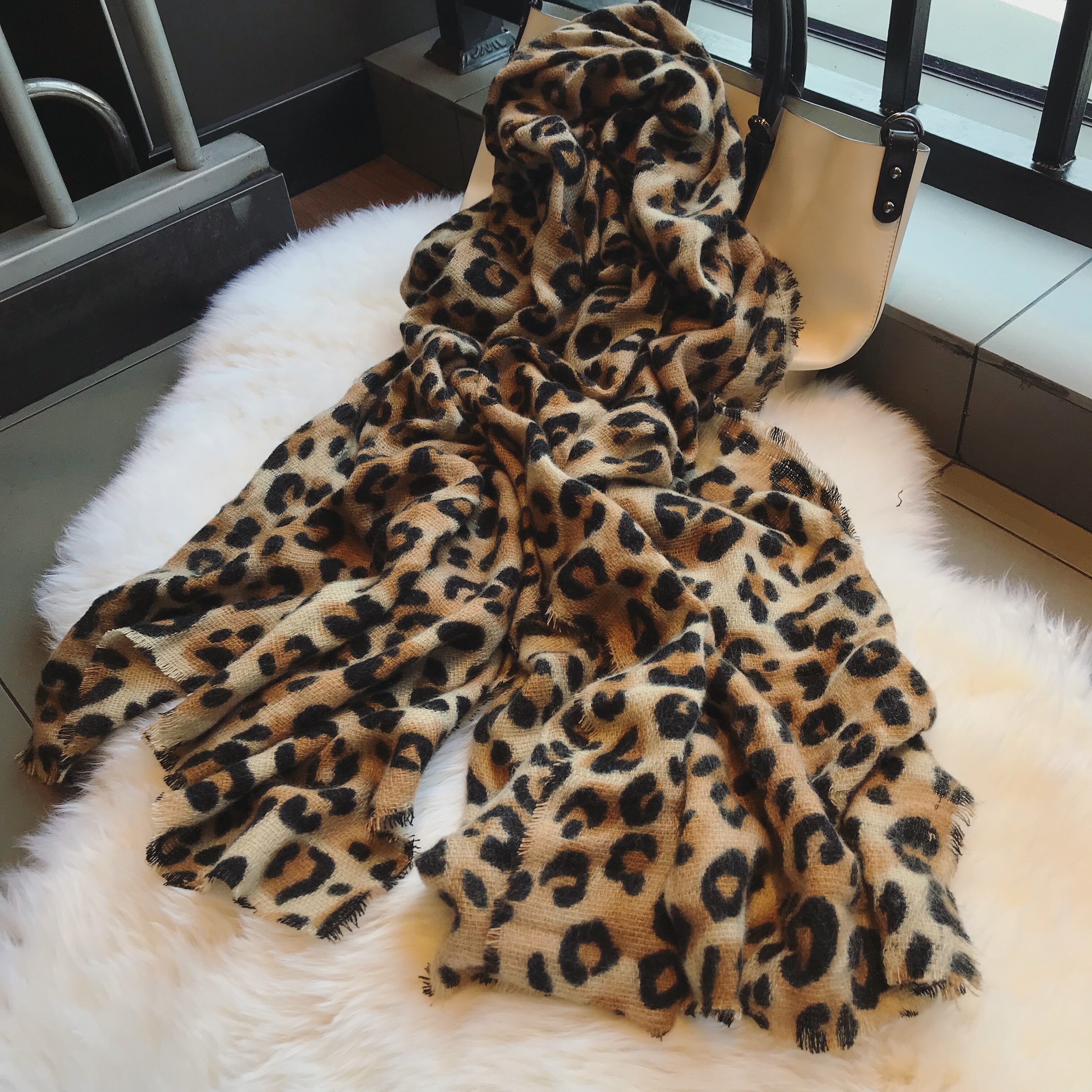 围巾女冬季欧美范狂野豹纹毛边装饰保暖围脖大披肩仿羊绒豹纹围巾