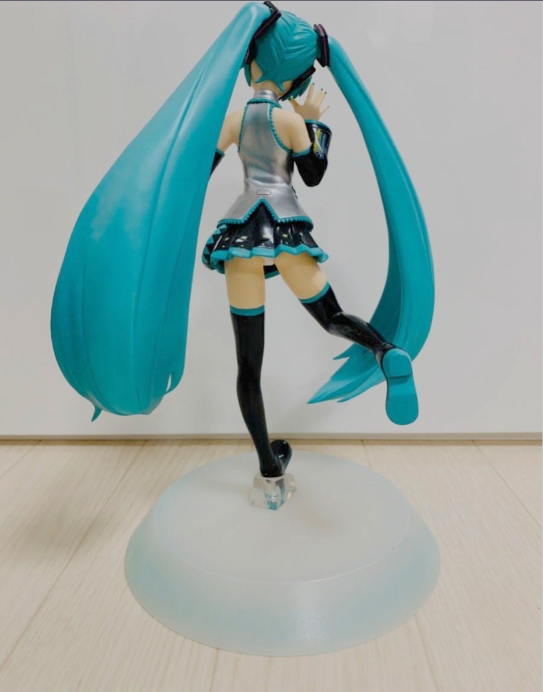 日本projectdiva初音未来双马马尾长筒筒袜单脚站立