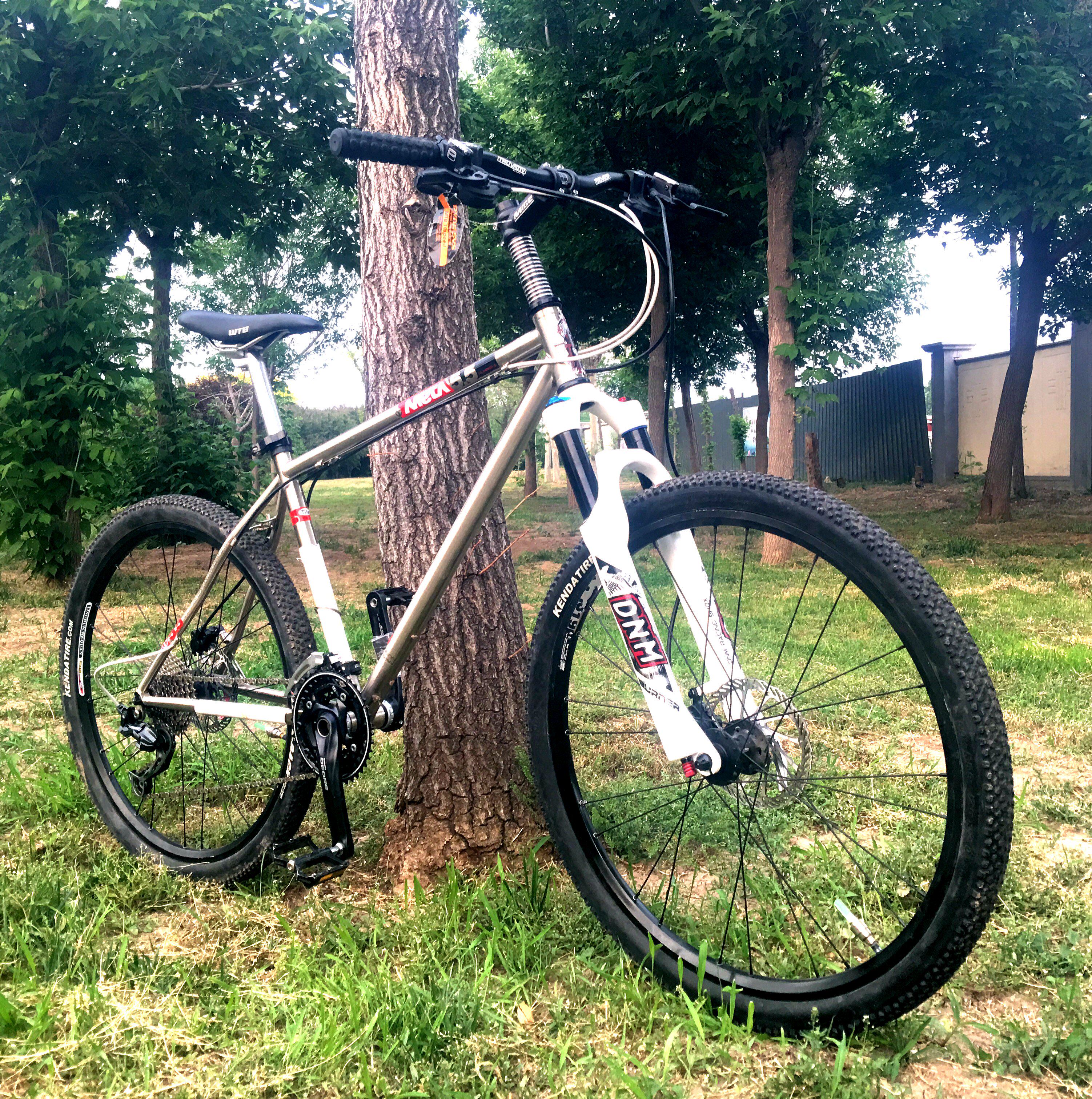 山地自行车金色速油碟气压前叉钼钢高强度越野软尾山地自行车