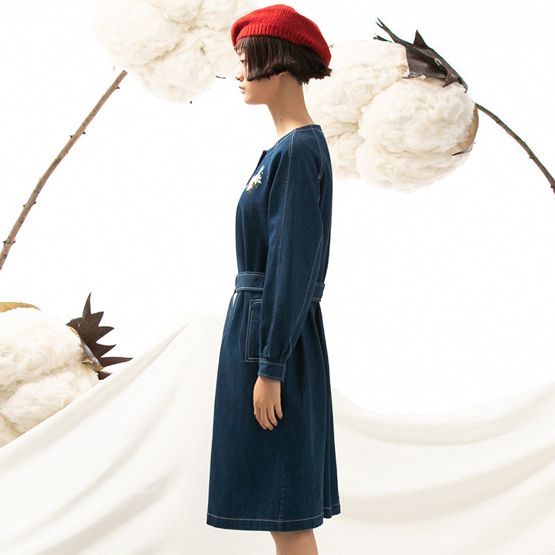 非鱼牛仔连衣裙新款秋冬中长腰带收腰显瘦刺绣连衣裙