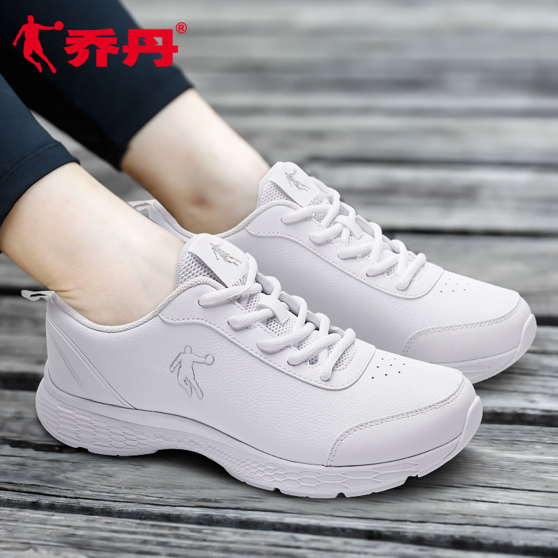 乔丹运动鞋女鞋2022春季新款皮面防水休闲鞋正品黑色轻便跑步鞋女春秋