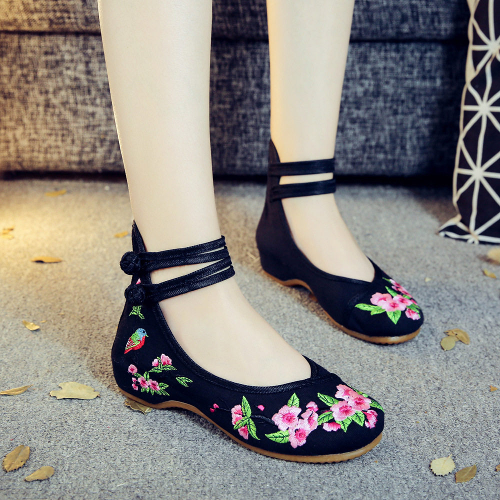 广场舞蹈鞋女老北京布鞋软底民族舞鞋扇子舞红色黑色跳舞鞋汉服鞋