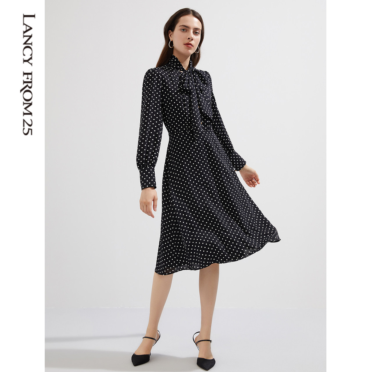 朗姿抗皱免烫气质长裙2021年秋季黑色波点飘带连衣裙