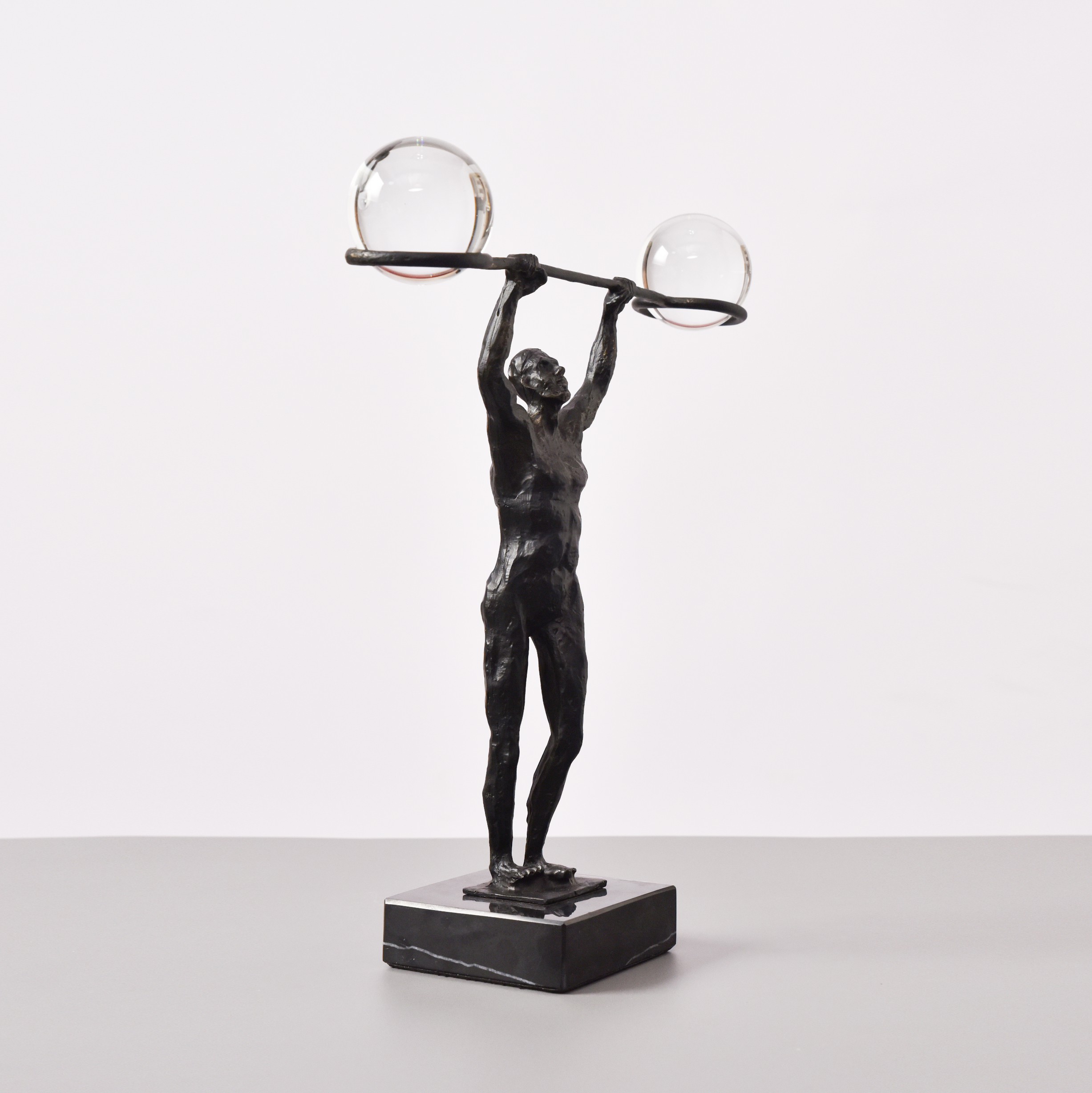 现代创意举重人物雕塑摆件样板客厅轻奢家居摆件