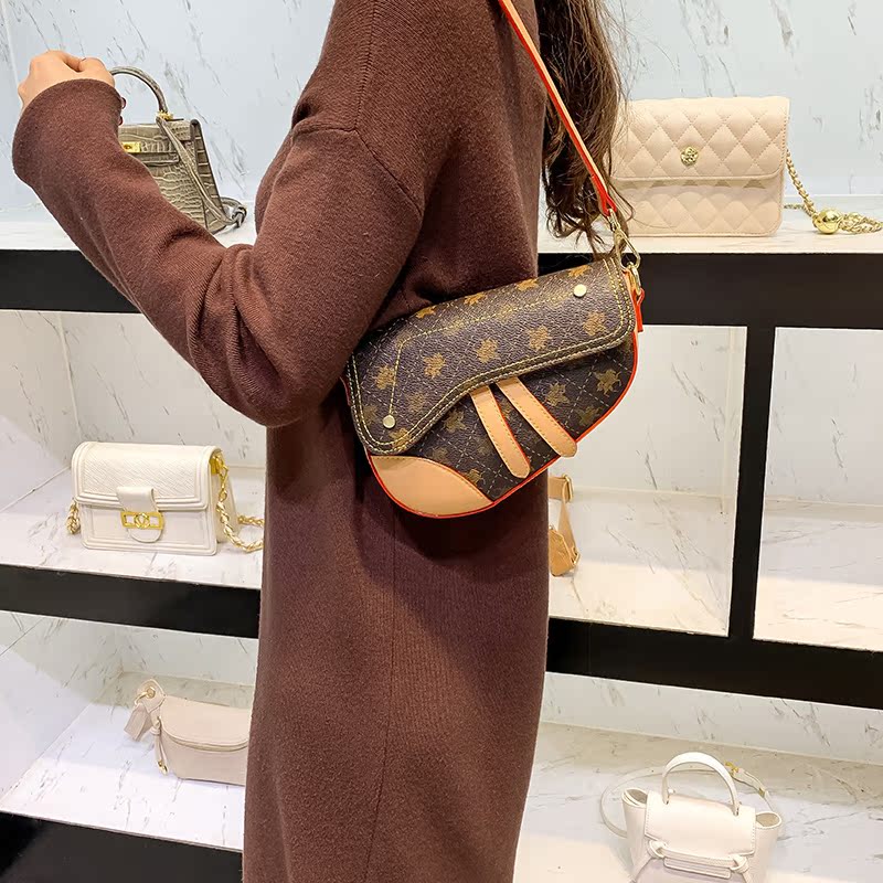 香港mackjankles真皮时尚印花马鞍2021早春女士包袋