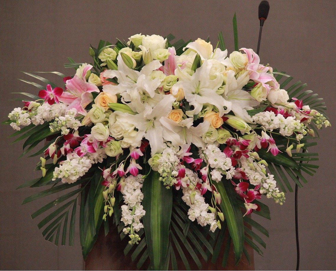 签到台花圆桌花会会议商务胸花花用主持下垂鲜花速递(同城)