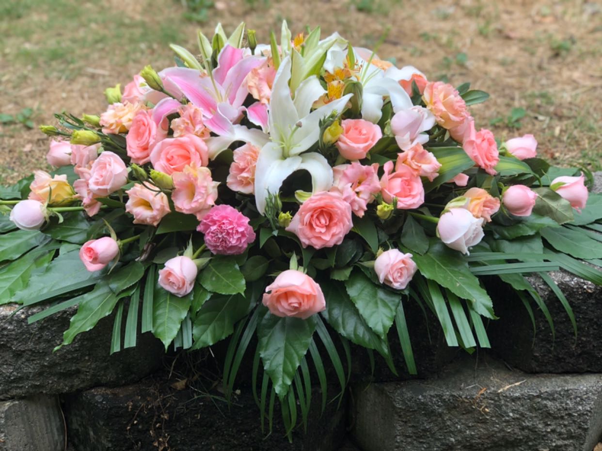 泉州鲜花同城速递会议讲台桌花晋江石狮惠安鲜花速递同城