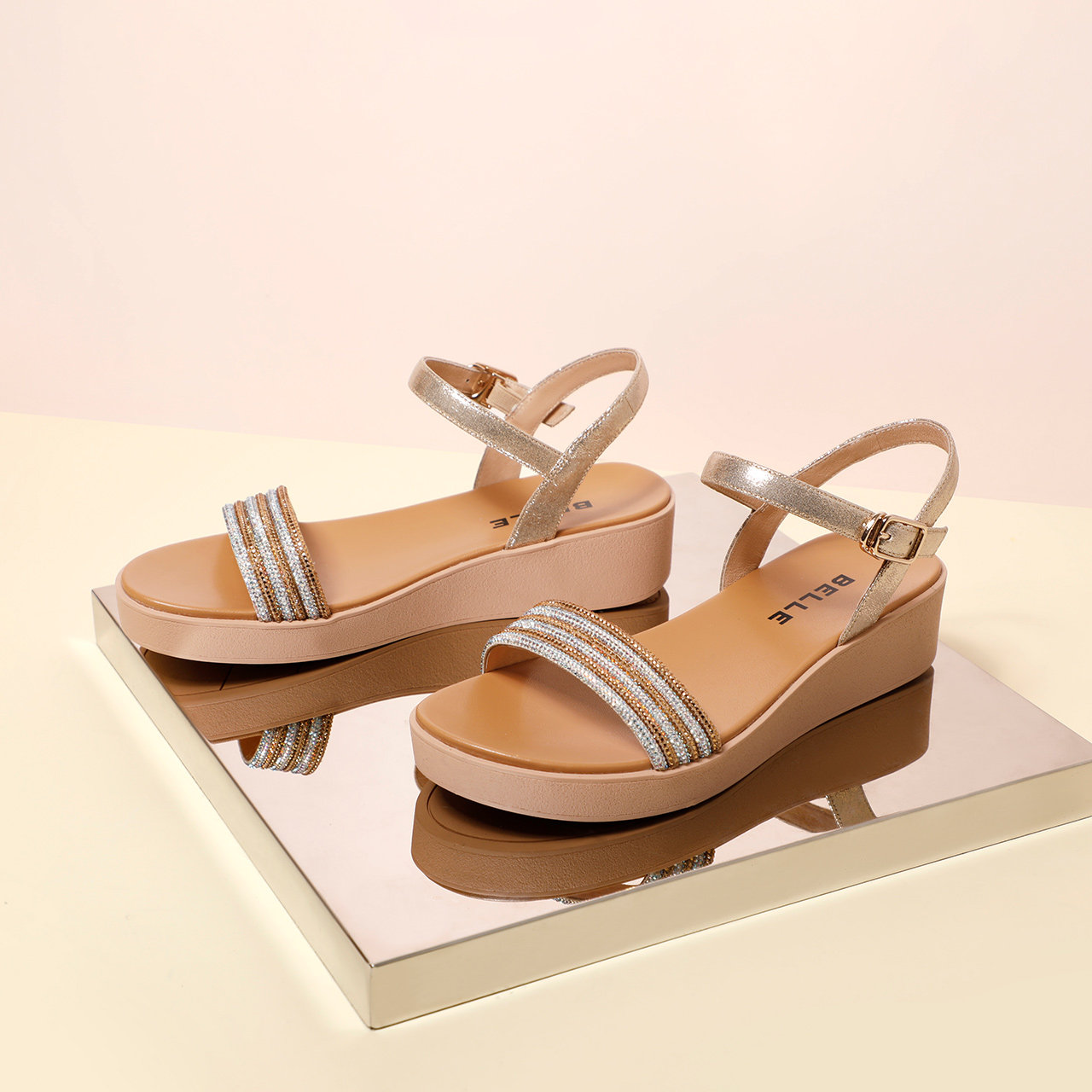 百丽休闲坡跟凉鞋女2020夏商场新款幻彩一字带松糕凉鞋3pv31bl0