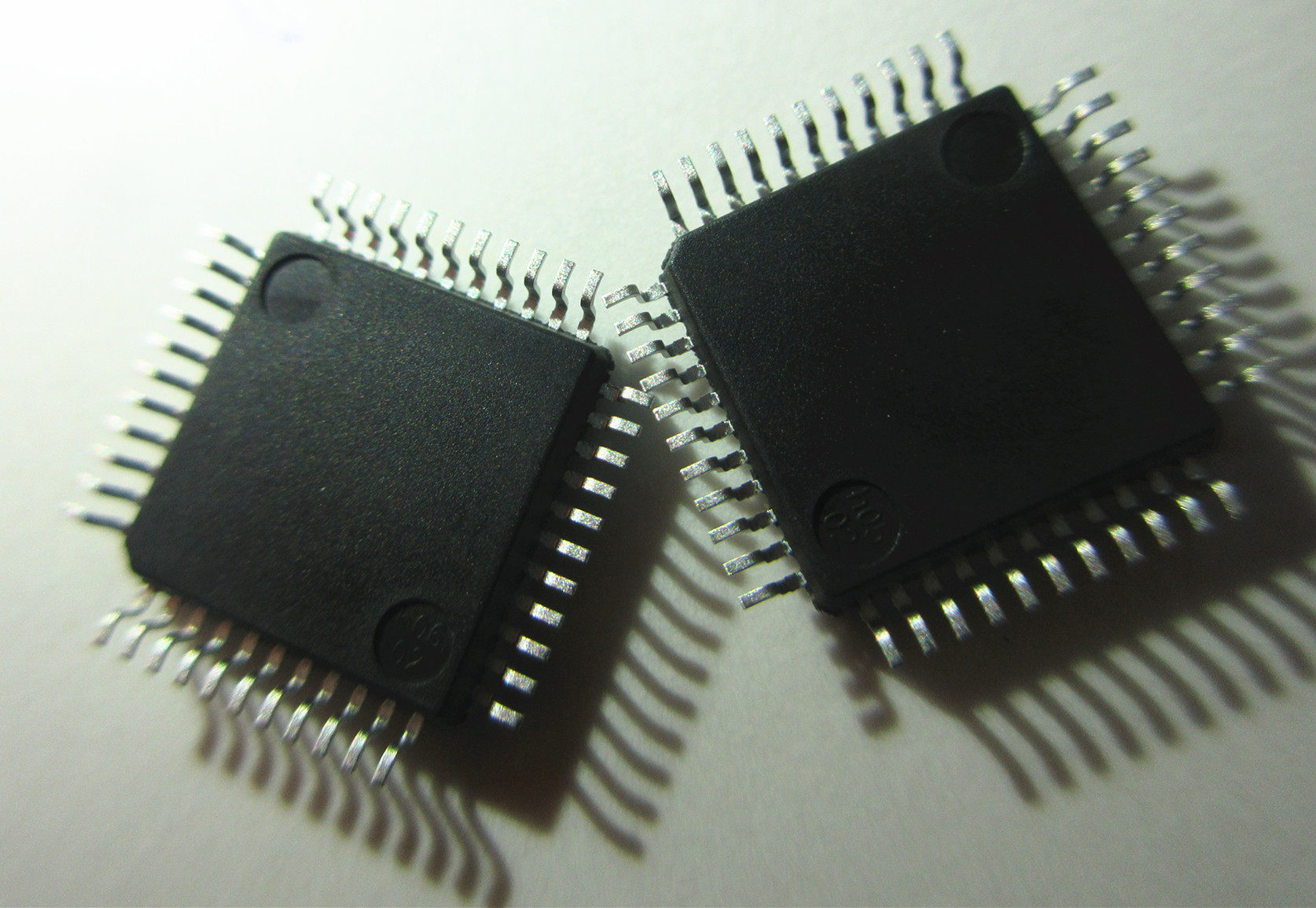 icl7106icl7106cm44贴片qfp-44常用led驱动芯片芯片