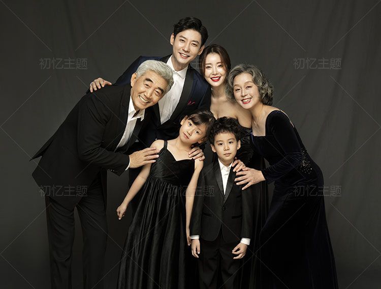 2022展会新款 一家六口全家福拍照礼服套装 影楼韩式 亲子主题服装