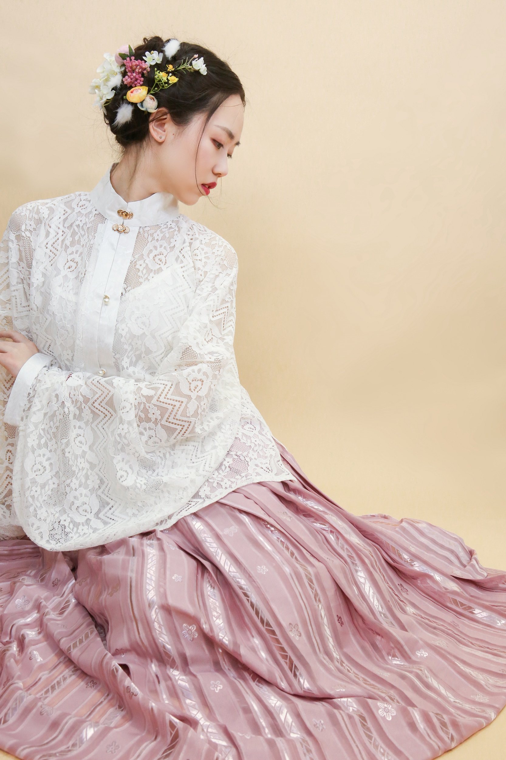 梧桐阁汉服明制立领蕾丝短衫 小金花一片式打孔褶裙