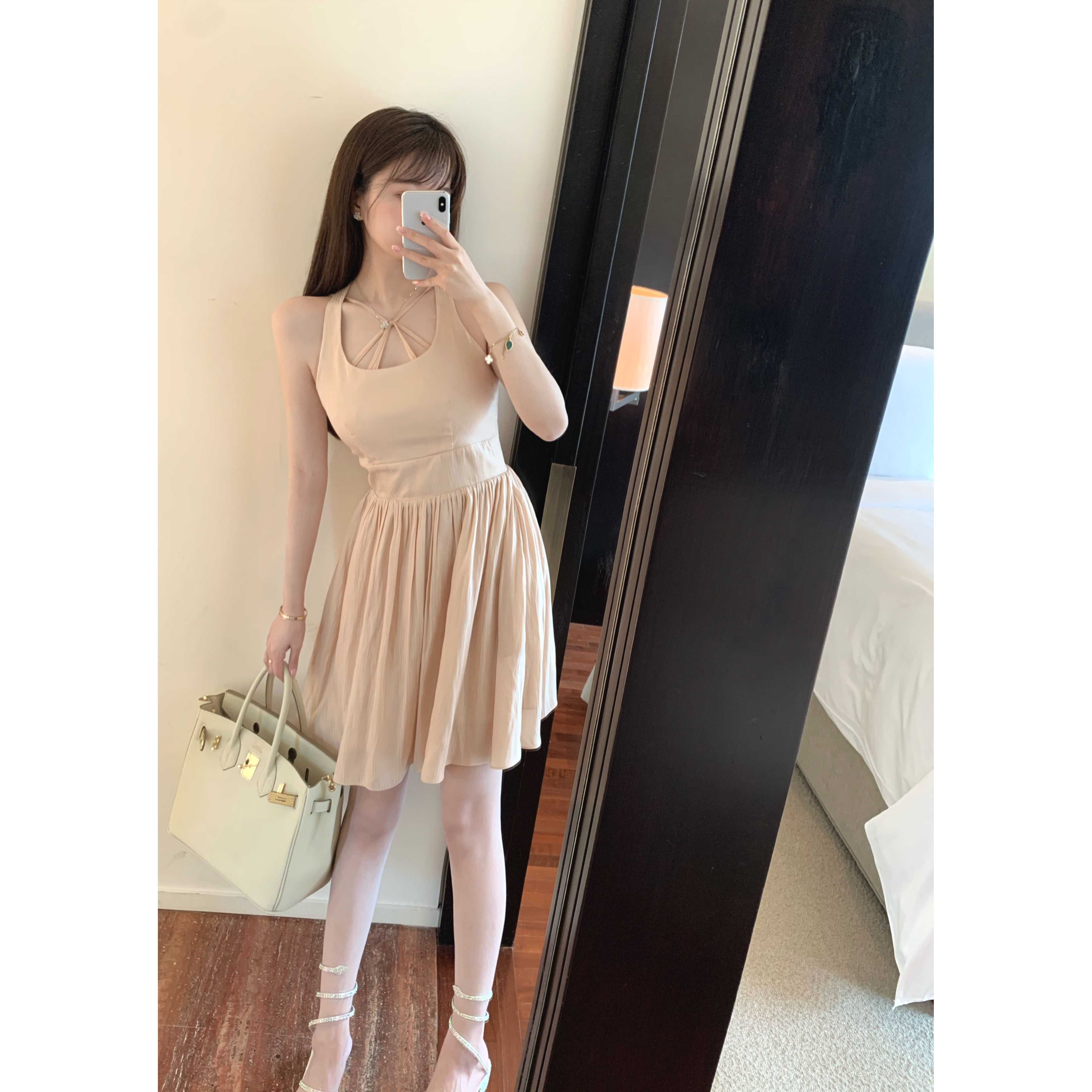 海岛微风轻抚丝裙justbeyoo暗纹挂脖丝显腰身连衣裙