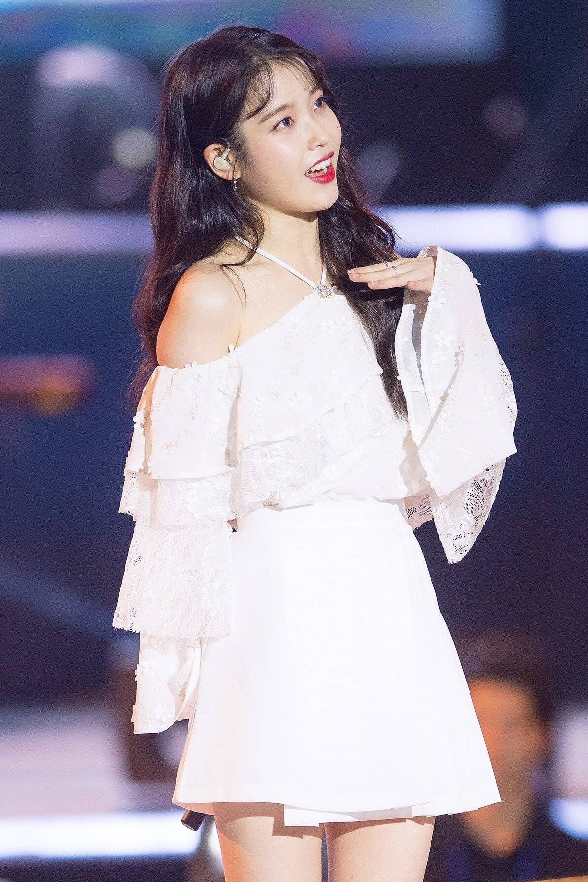 明星2022半身上衣蕾丝白色一字吊带智恩李智恩蕾丝衫