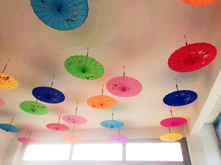 商场幼儿园布置装饰走廊创意复古绸布伞空中吊饰 舞蹈伞吊顶挂饰