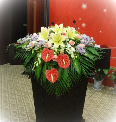 会议桌花下下垂讲台发言鲜花商务会议用花成都花店商务用花