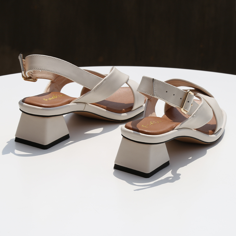 2022夏季新款露趾百搭一字扣带粗跟中跟复古文艺气质简约凉鞋子女