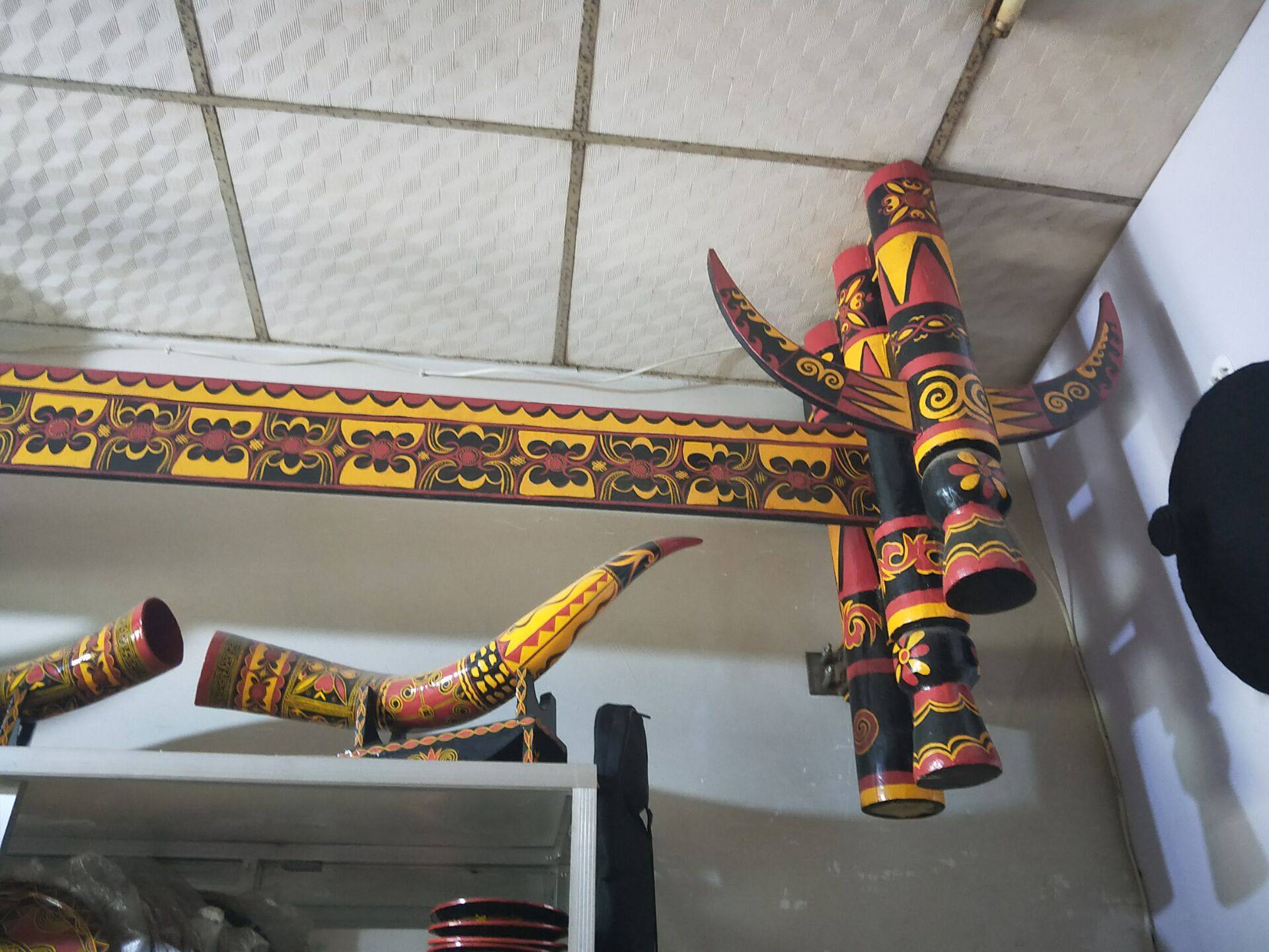 承接彝族装修特色风格酒店餐厅实木装饰手工木版画