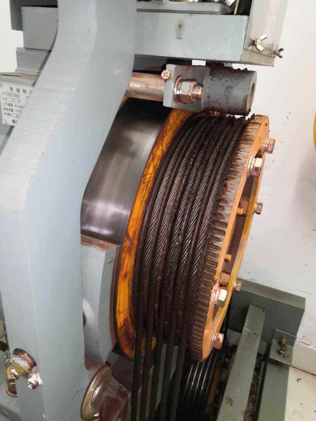 原装日立电梯永磁同步齿轮曳引机gst2am105g五槽钢丝绳其他机械五金新