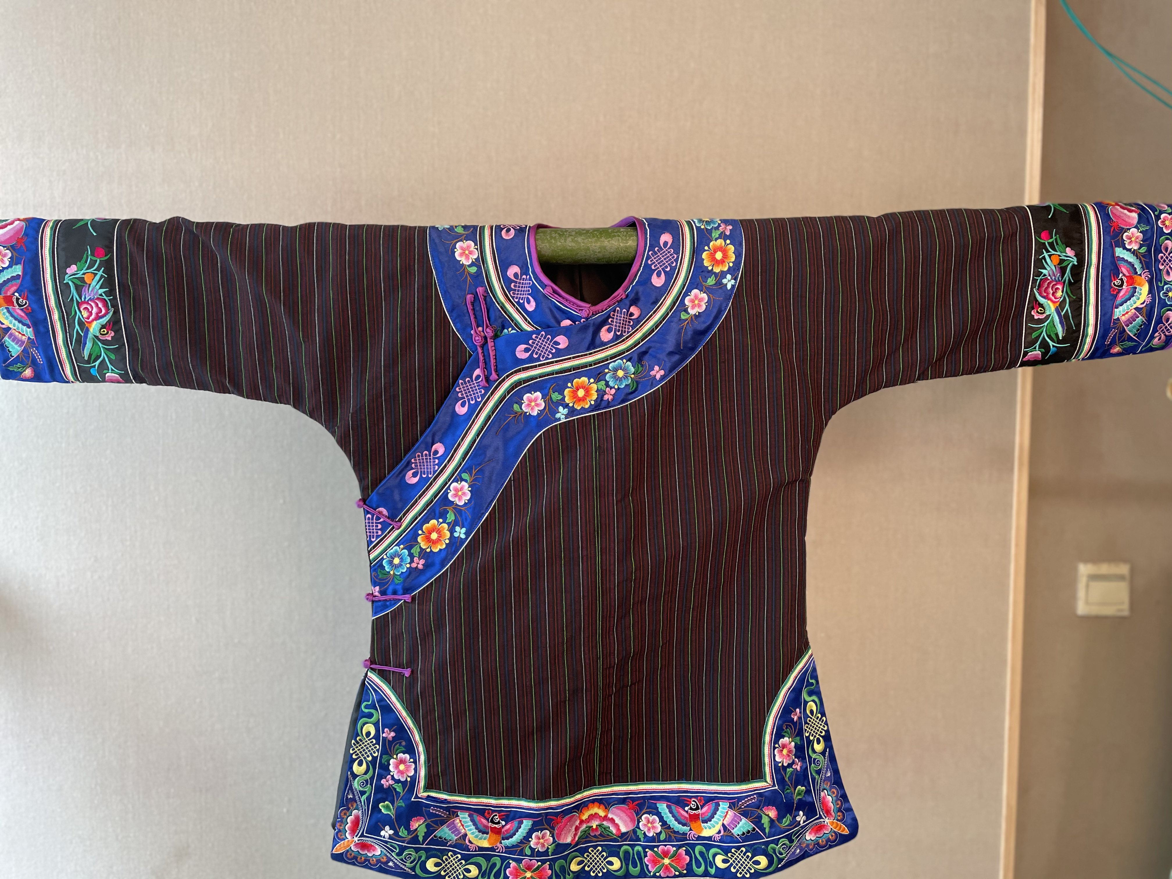 定制湘西民族服装苗族刺绣剪裁盘扣斜襟上衣宽松民族服装