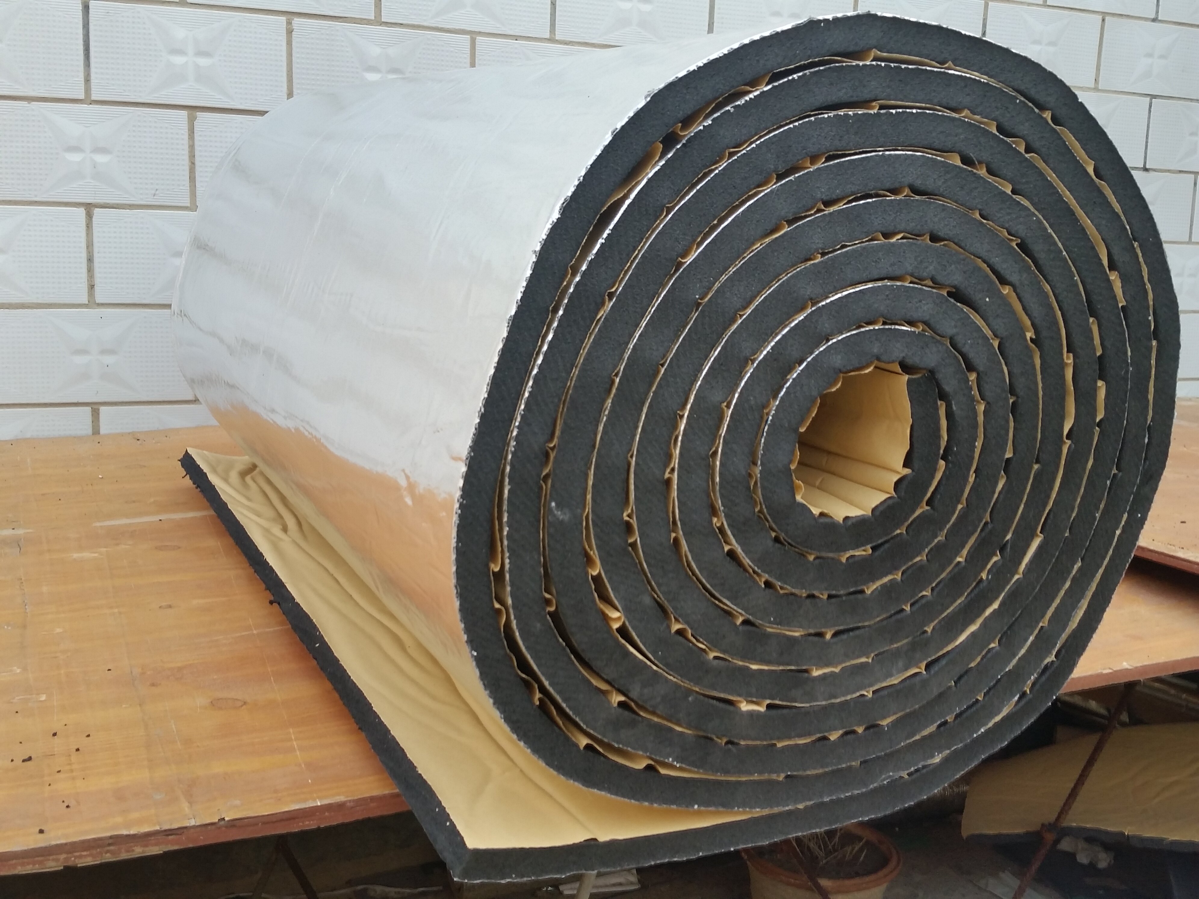 隔热铝箔自粘橡塑板背防火隔音保温棉房屋顶管道隔热保温套