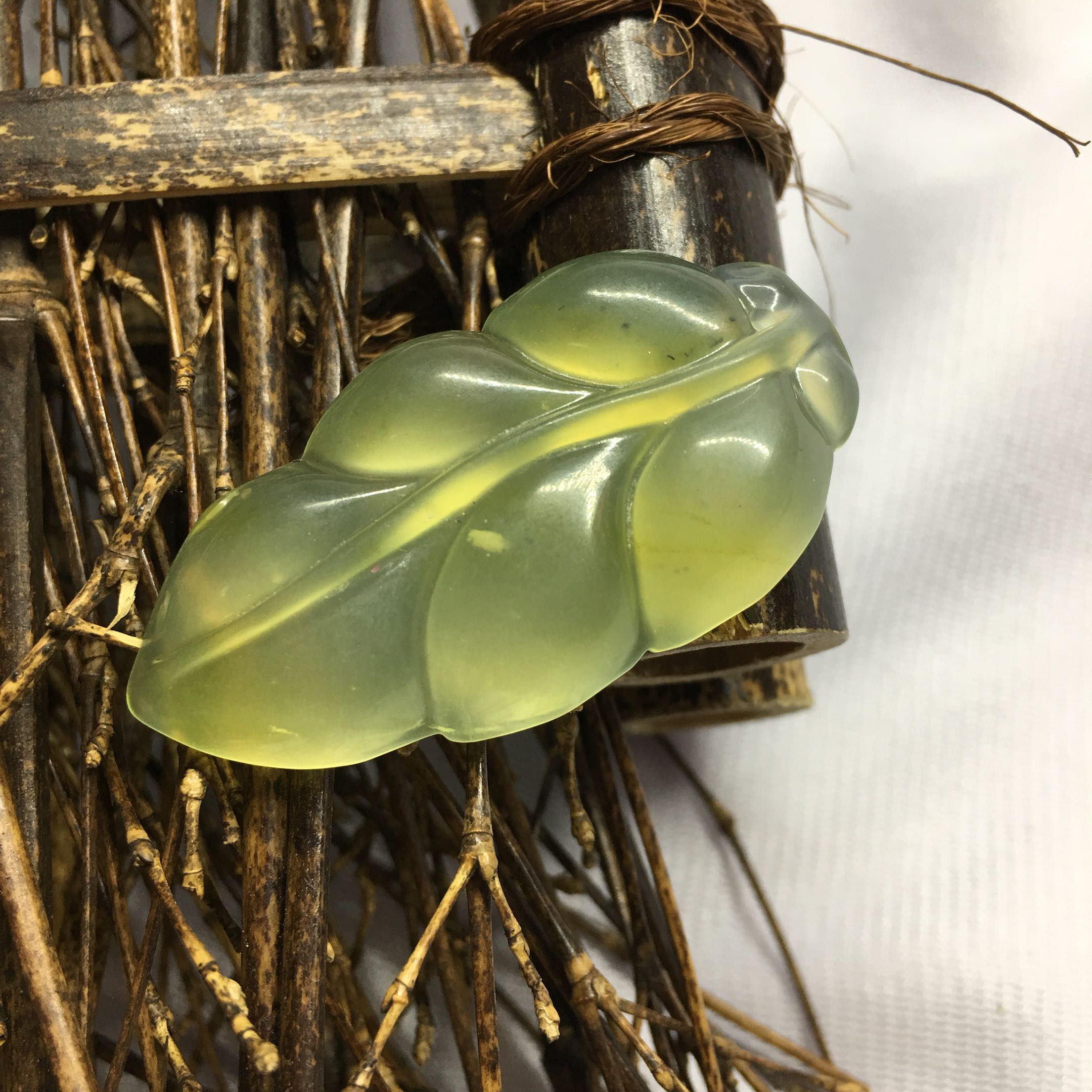 岫玉吊坠天然树叶冰绿水草手工雕刻金枝玉叶挂件项坠