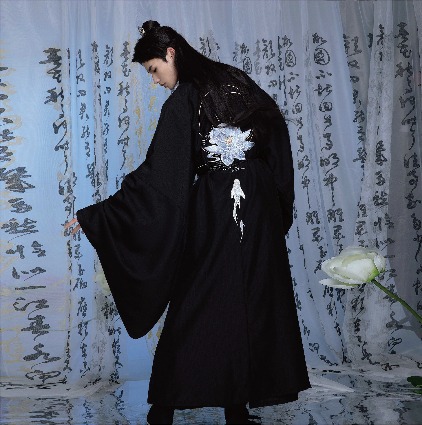 掬水弄花衣原创汉服 月影明制道袍 渐变素纱花鱼映月刺绣叁团定金