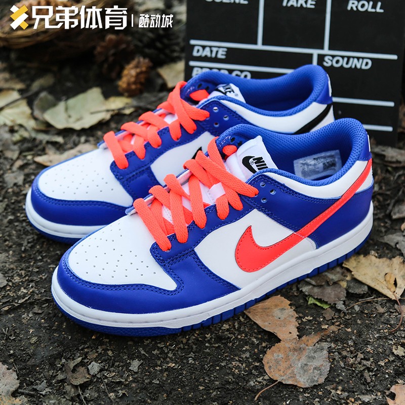 爱打扮(www.idaban.cn)，兄弟体育 Nike SB Dunk Low Pro 白蓝生胶休闲运动板鞋CW1590-104