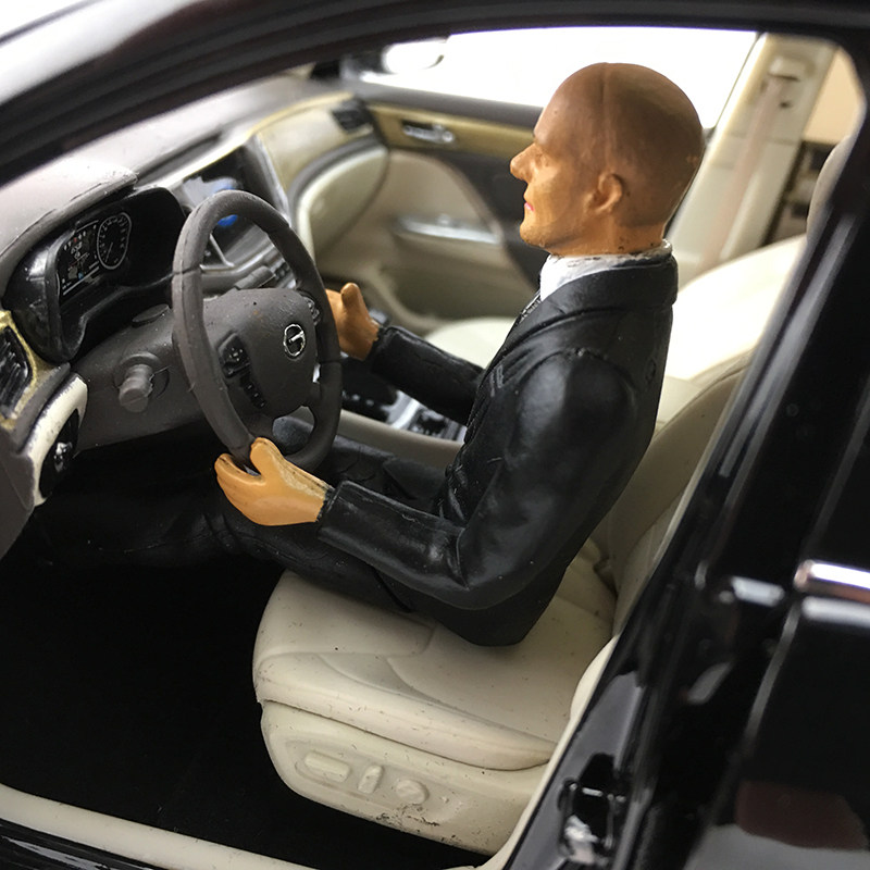 118汽车模型速度与激情8场景人偶杰森斯坦森坐姿开车