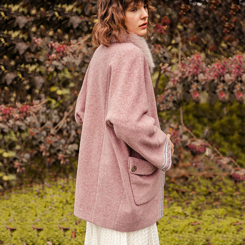 女装 莲灿2020秋冬新绣花铆钉狐狸毛领长袖毛呢长款大衣外套女￥ 799