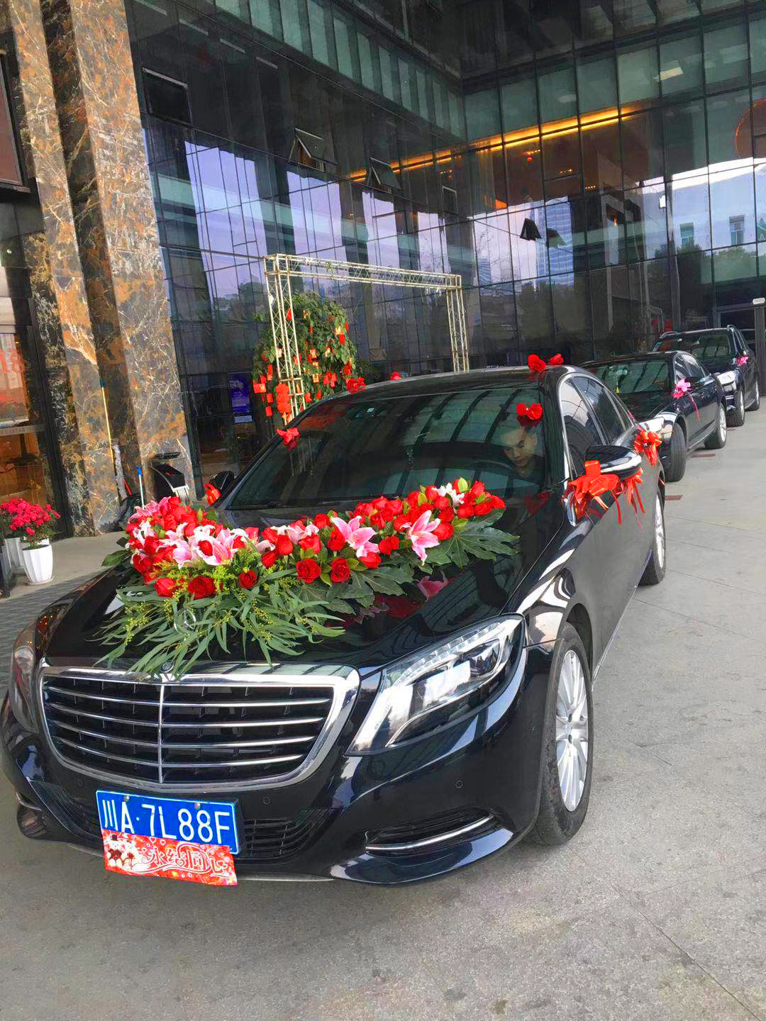 婚车花车鲜花成都布置婚礼上门扎花大红中式婚车鲜花