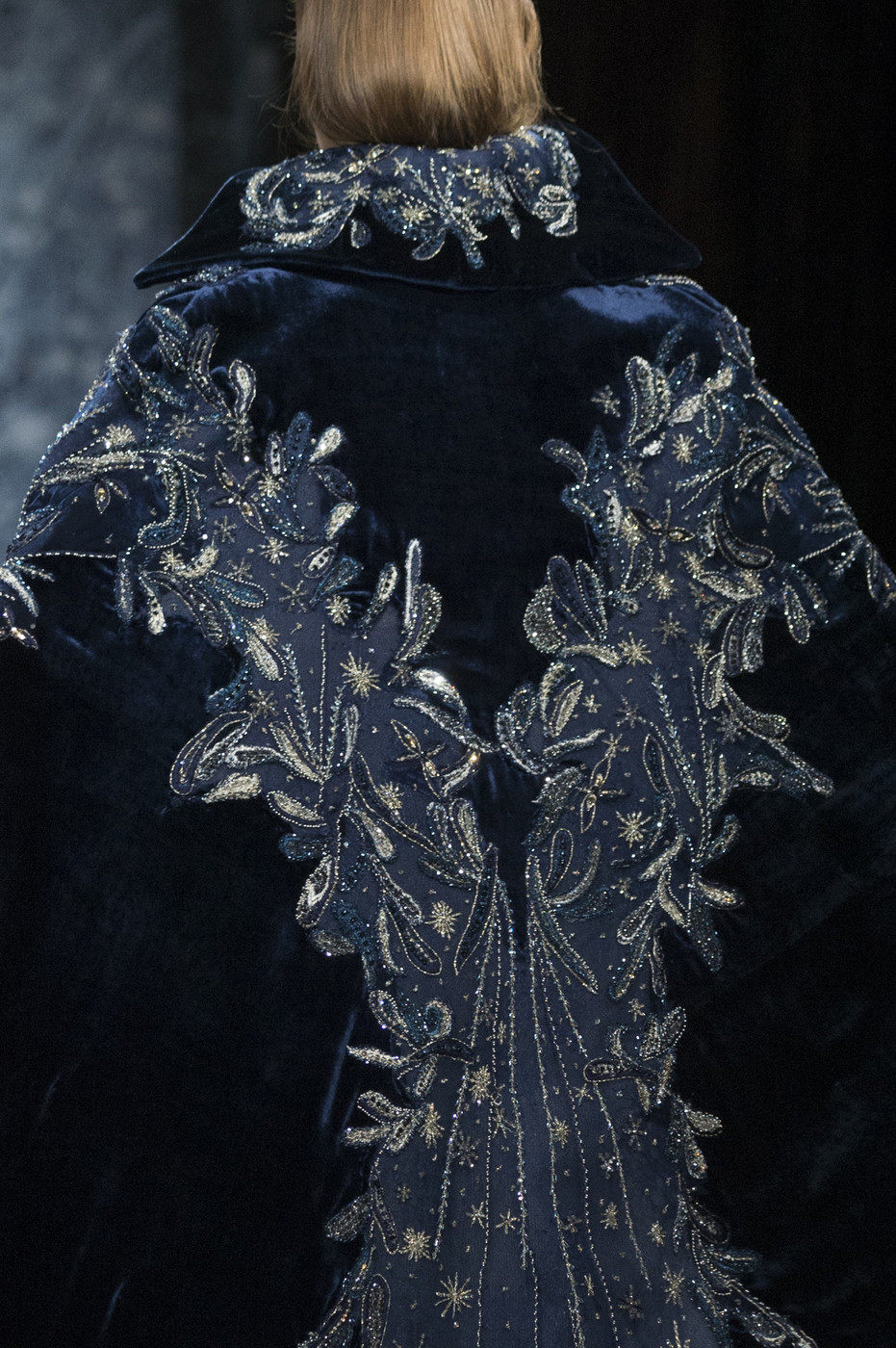 2022年丝绒两件件套披风深蓝色模特走秀年会红毯礼服