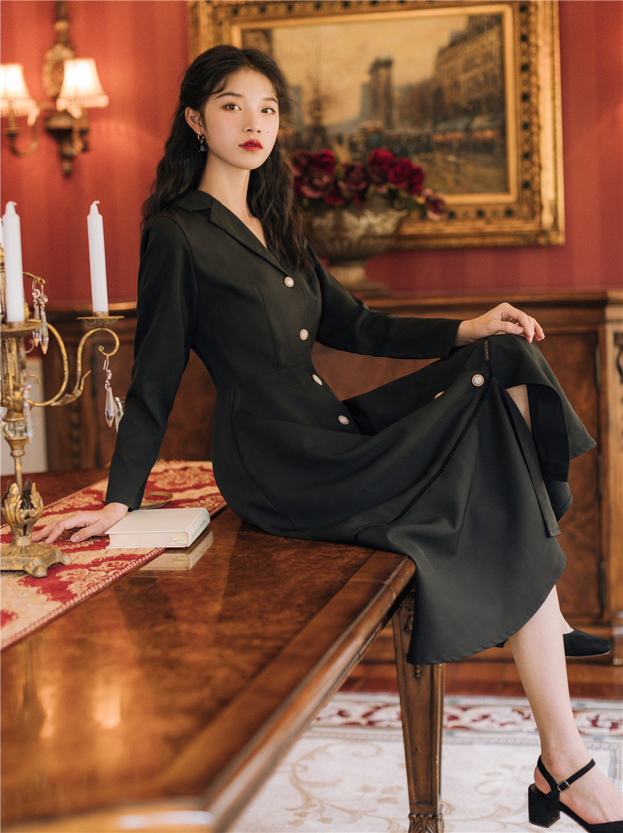 2020秋冬季法式复古少女风衣式连衣裙黑色赫本小黑裙智熏裙桔梗裙