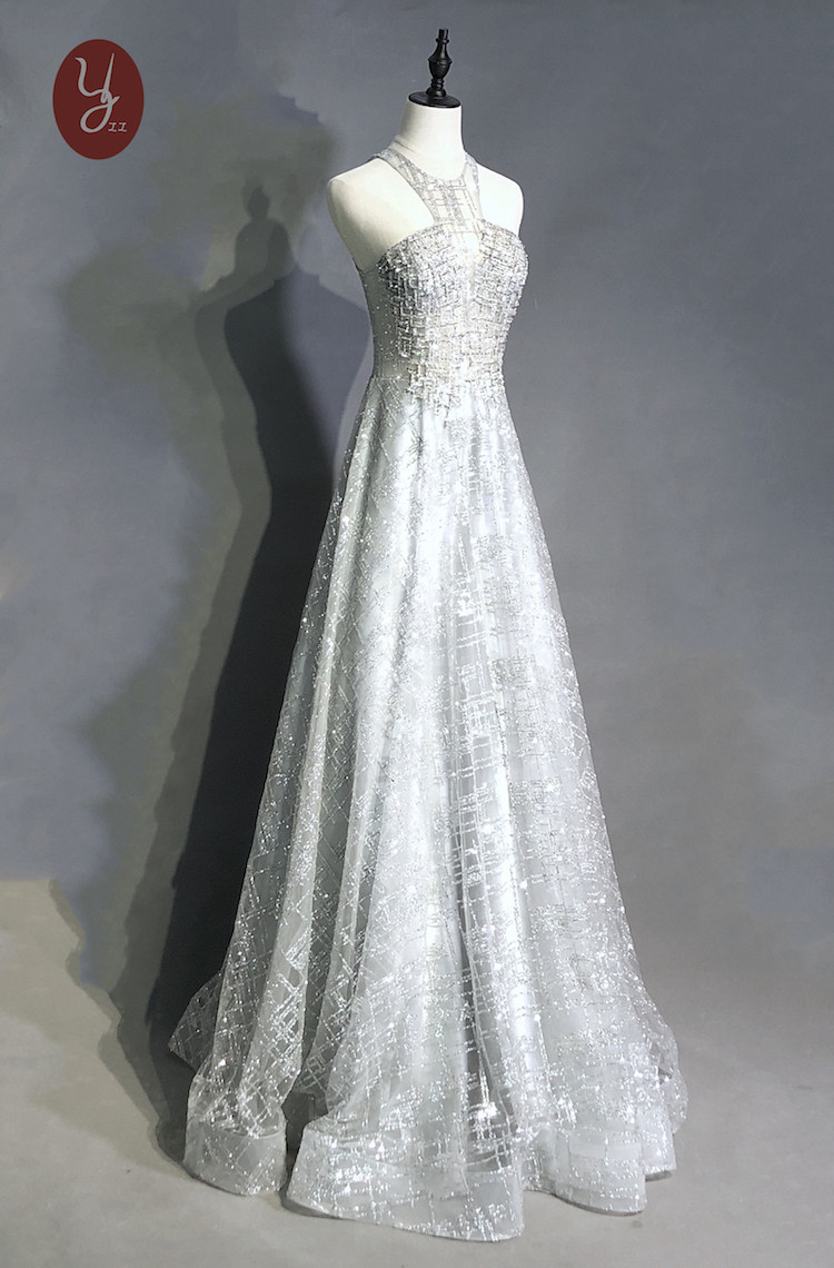 进店购买雅致臻礼服