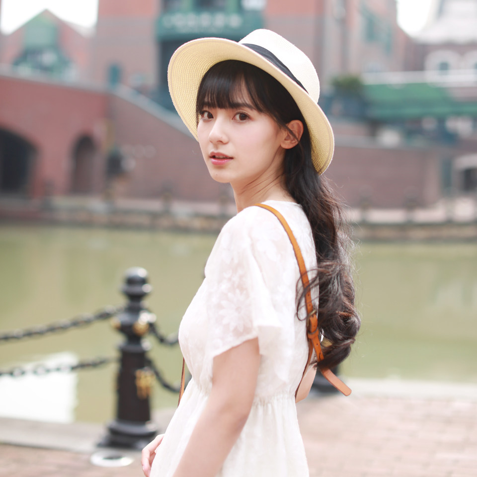 小镇姗姗 泛着水光的梦 自制刺绣白色甜美收腰女神气质连衣裙