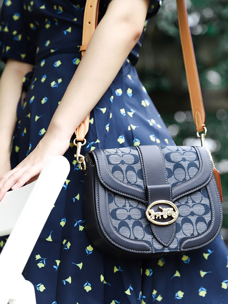 推荐coach蔻驰香布雷2021新款女士时尚拼色单肩斜挎马鞍包