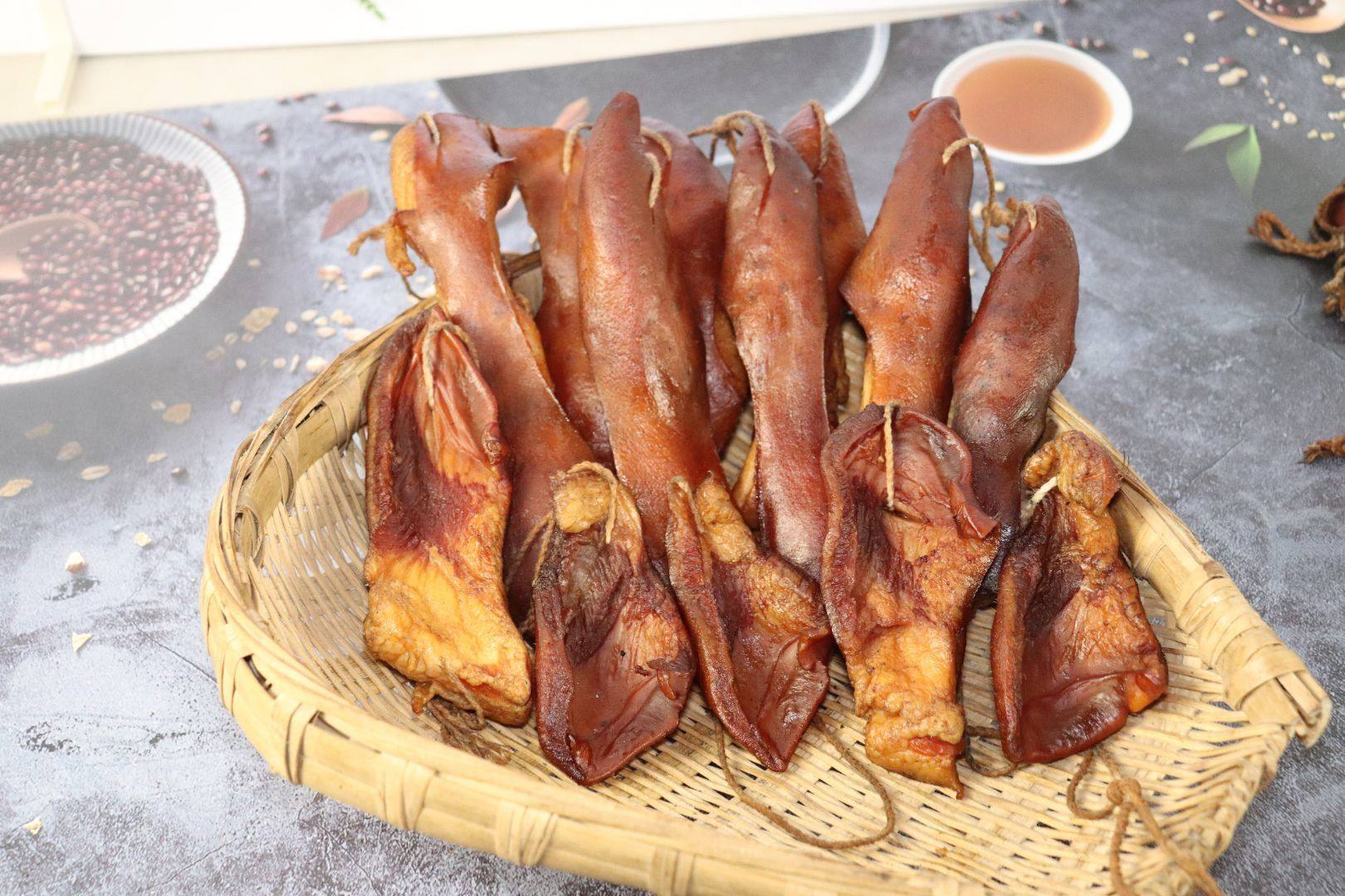 腊猪下巴腊肉特产农家味道烟熏猪头拱嘴五花腌肉