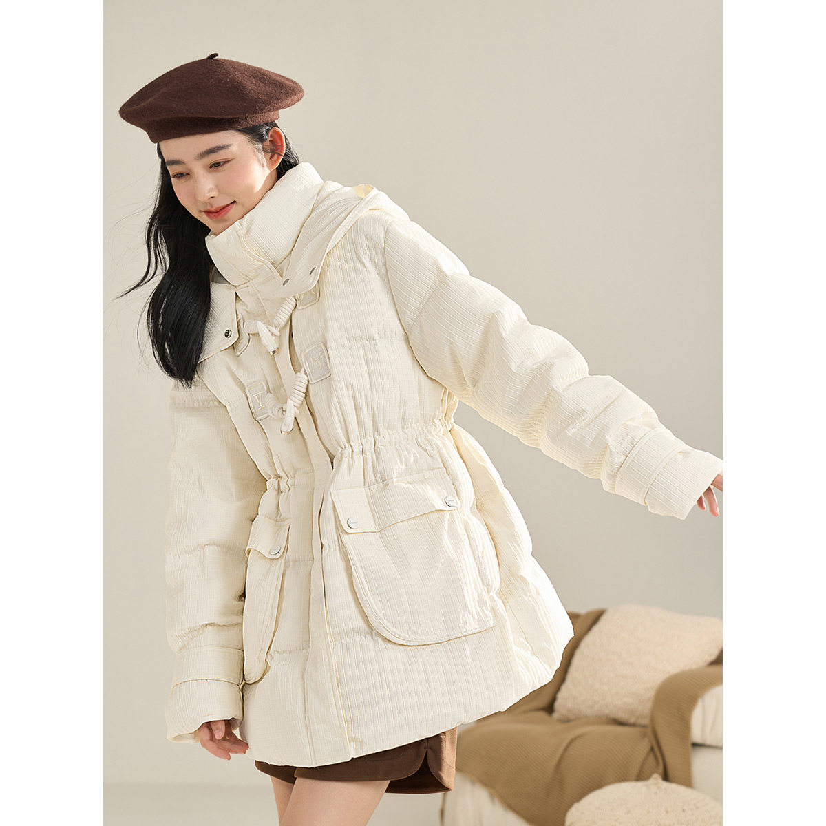 茵曼2022女装新款简约时尚腰节抽绳设计连帽羽绒服