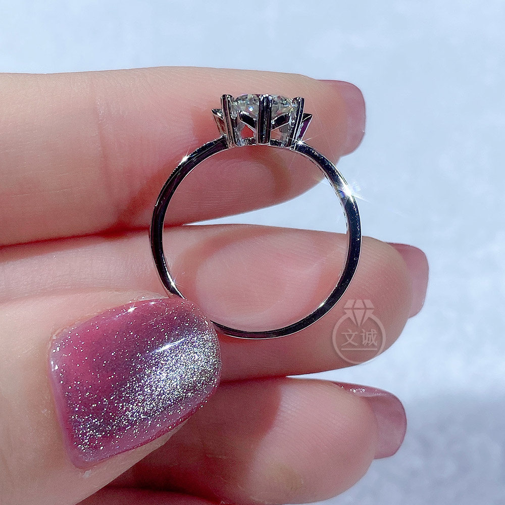 18k白金直臂雪花微镶莫桑钻戒戒指1克拉正品戒指