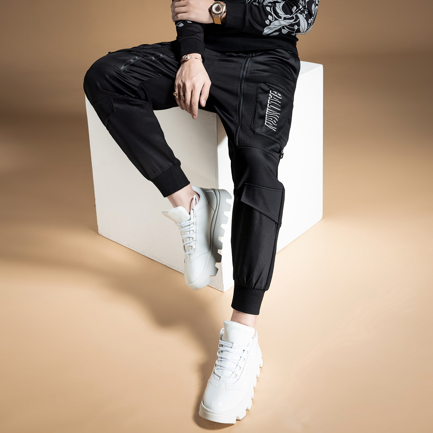 言吉春季新款字母印花休闲裤男士潮流工装裤春秋款时尚都市束脚裤