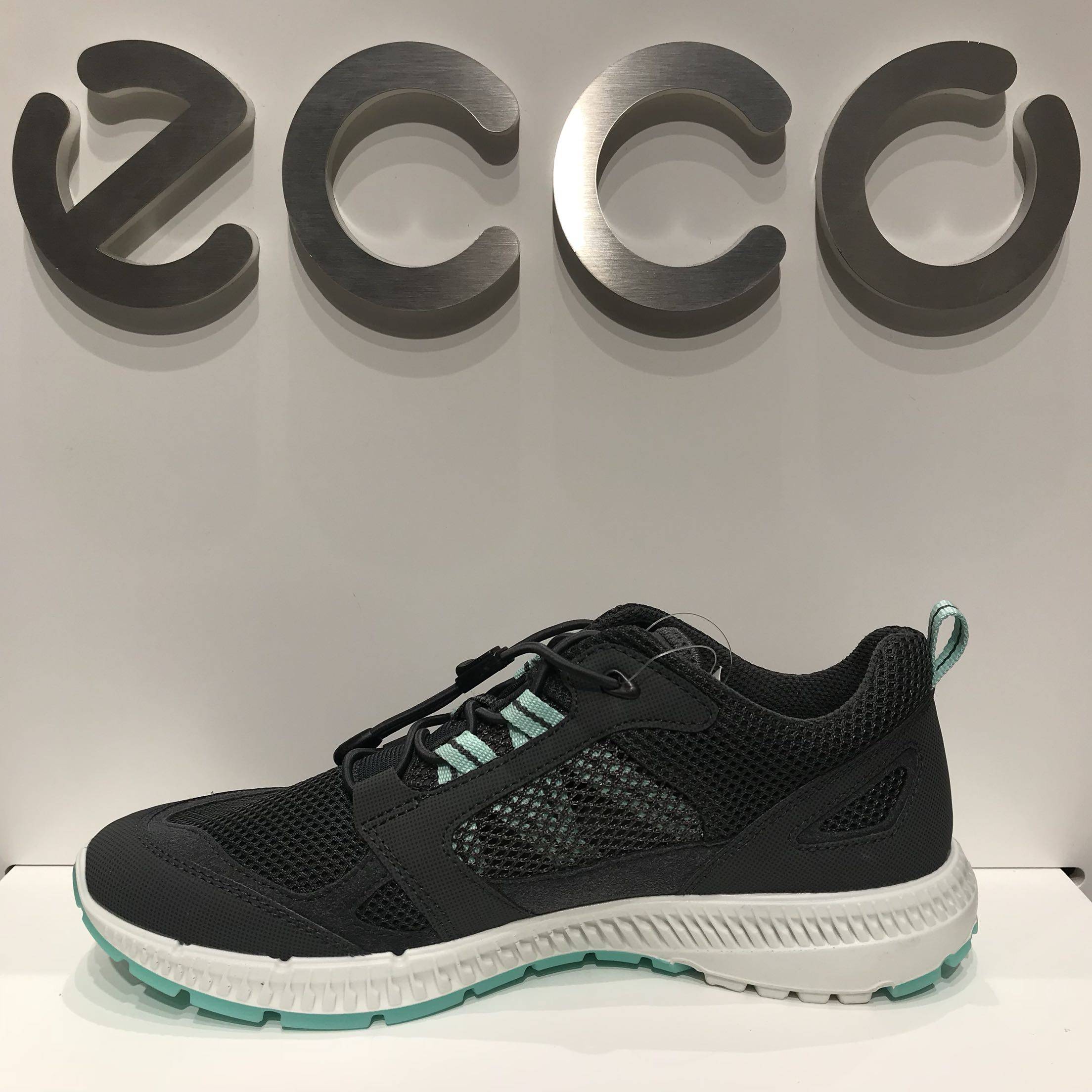 俄小姐鞋店ecco爱步女士低帮平底运动鞋透气网面系带跑步鞋843013