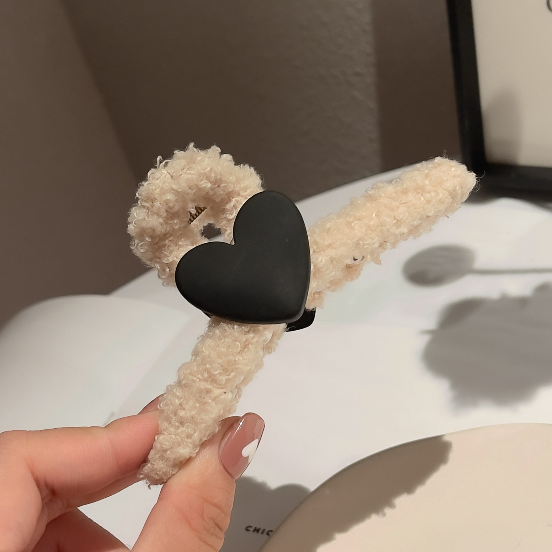 爱心毛绒抓夹发夹秋冬后脑勺鲨鱼大号发卡网红发饰