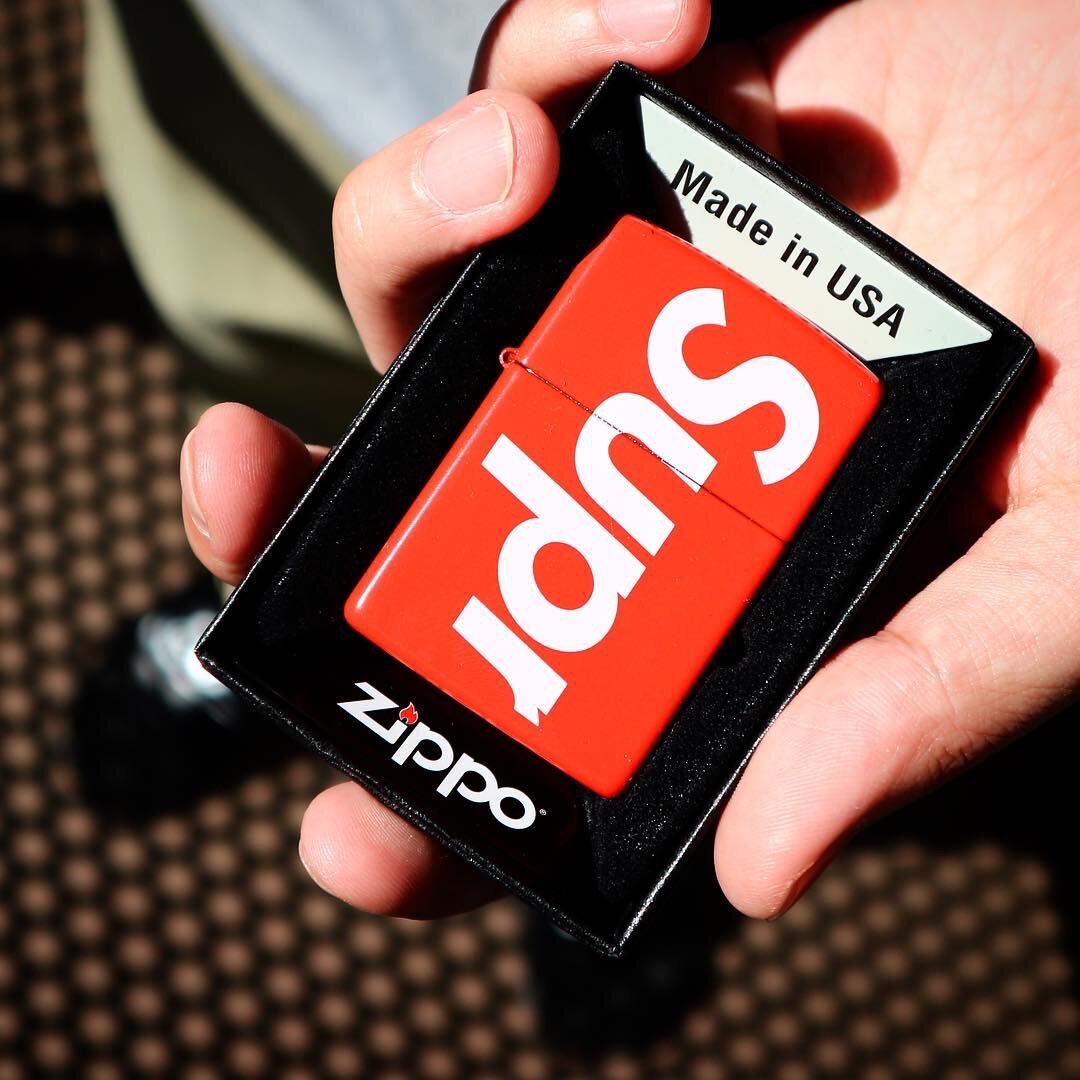 正品现货supreme18sszippologo芝宝联名box红色煤油打火机