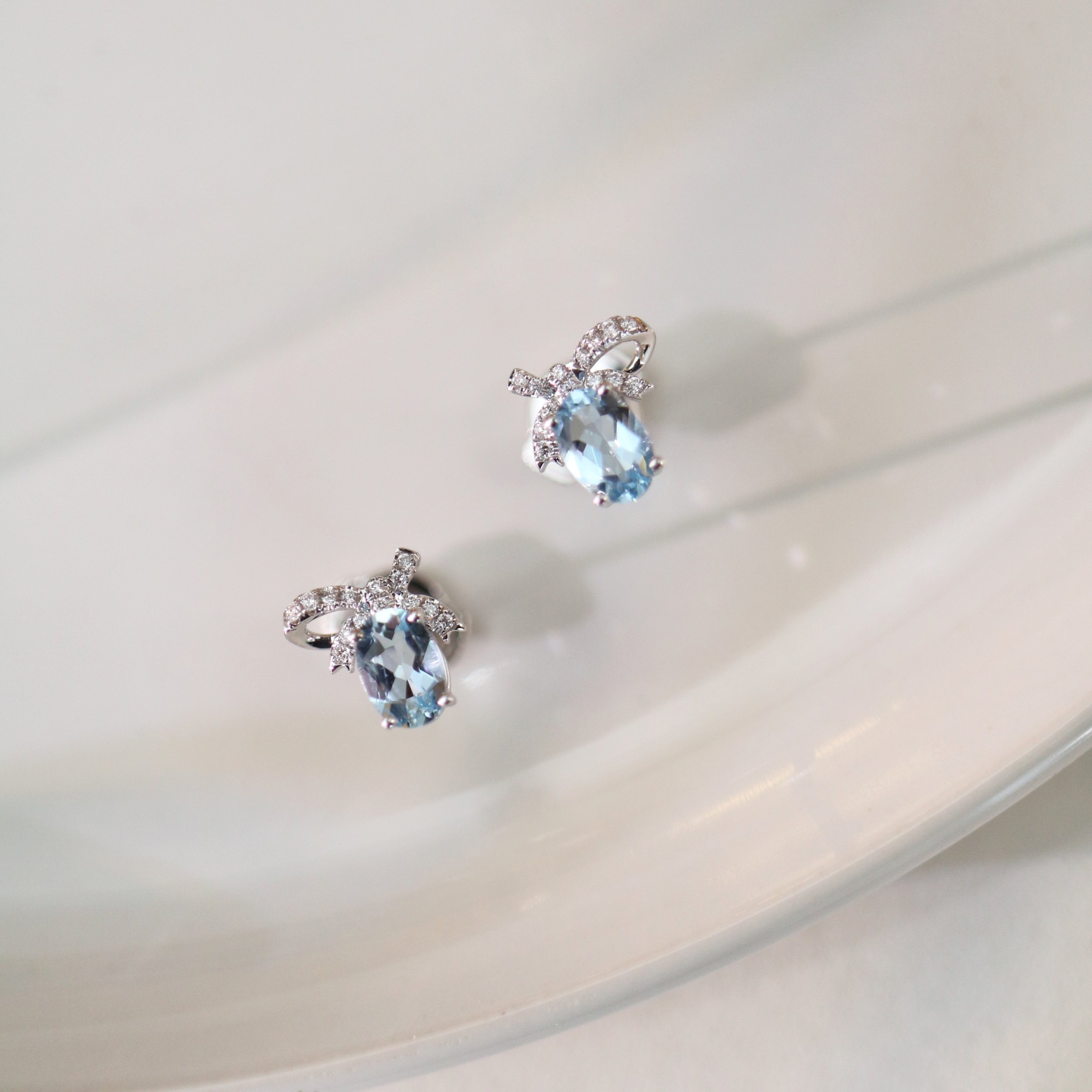 18k白金俏皮少女精致蝴蝶结天然无烧海蓝宝石钻石耳饰