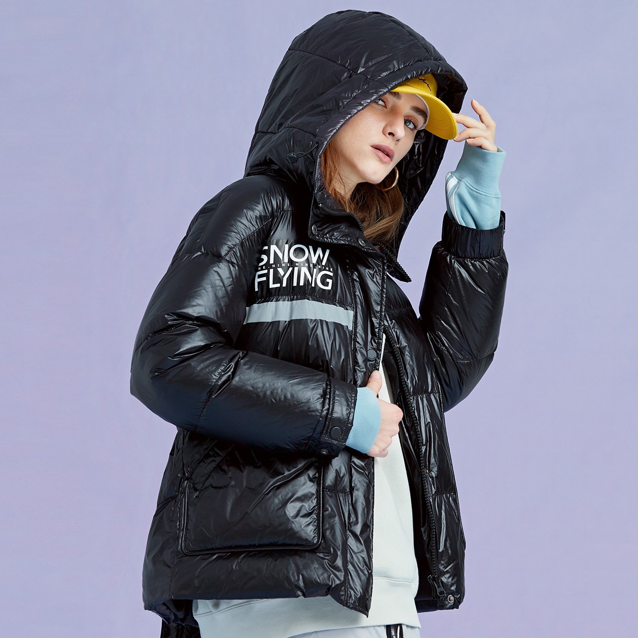 雪中飞outlets秋冬款收腰趣味印花女连帽抽绳背带羽绒服x90140078