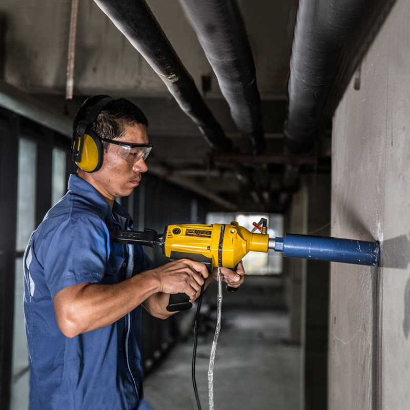 博深深水钻机手持钻孔机混凝土打洞空调开孔电钻