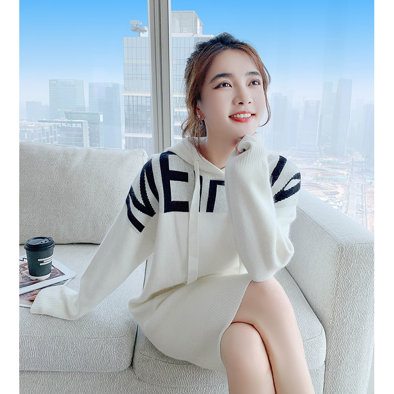早秋装白色连帽针织秋季连衣裙女2022新款小个子长袖高端秋款女装