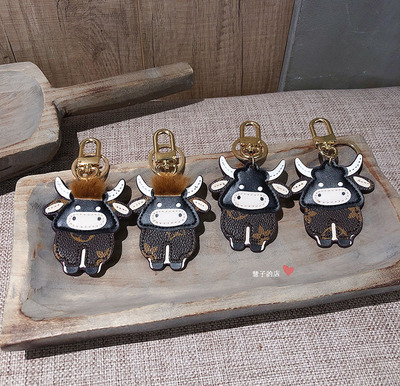 lv gedete 老花小牛汽车钥匙扣挂件爱女情侣钥匙毛绒包包挂饰车用钥匙