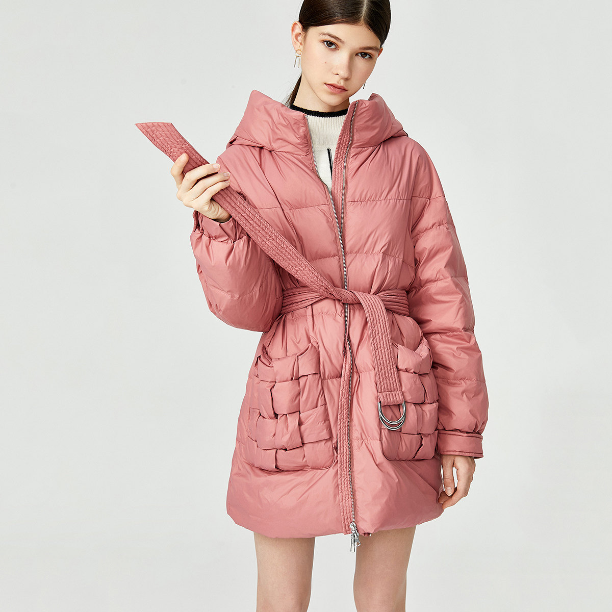 lily2020新款女装简约纯色设计编织口袋中长立领羽绒服